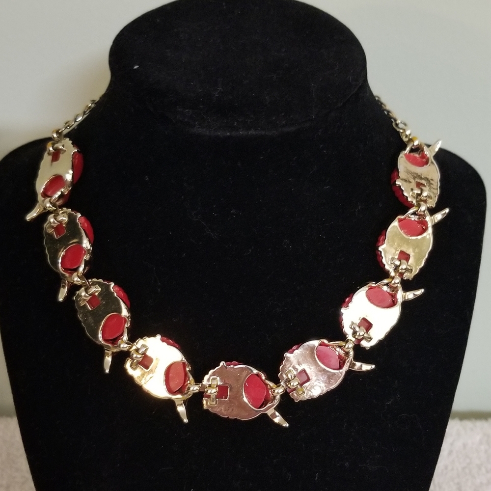 Elegant Vintage Red and Gold Women's Red Shell Thermoset Lucite Necklace. - Picture 2 of 3